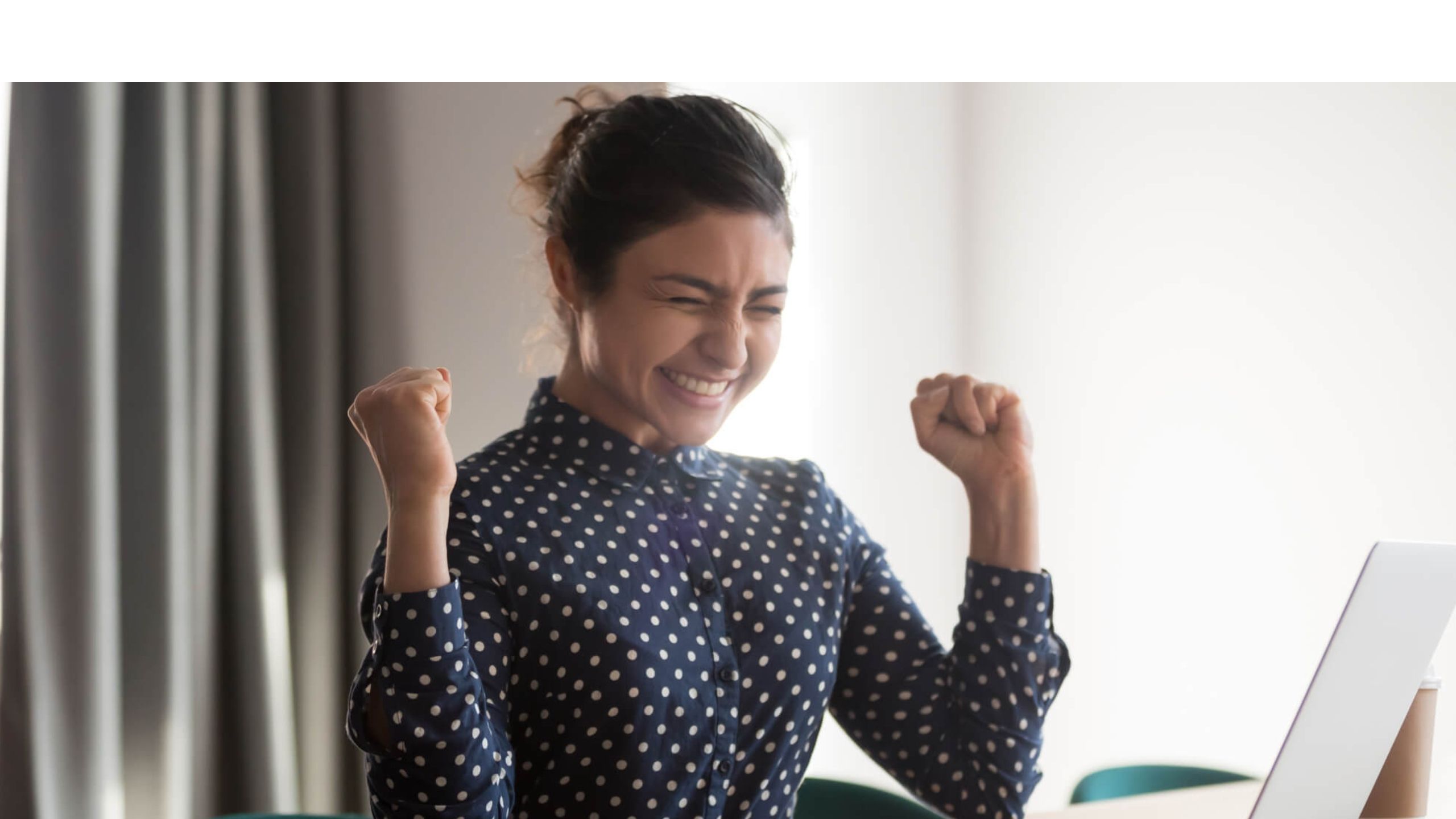 une femme souriante avec un ordinateur