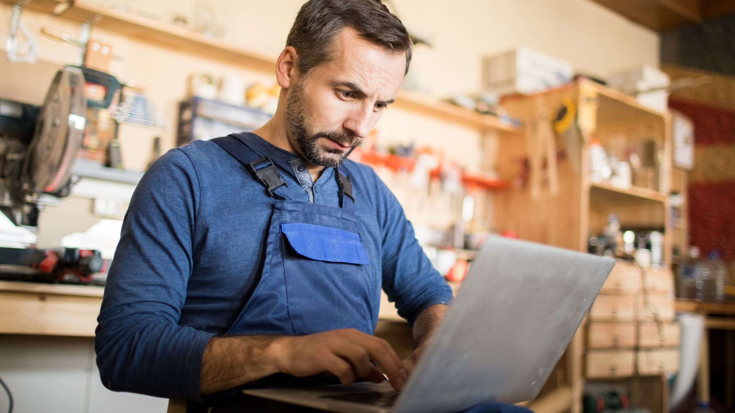 homme avec un ordinateur et des outils