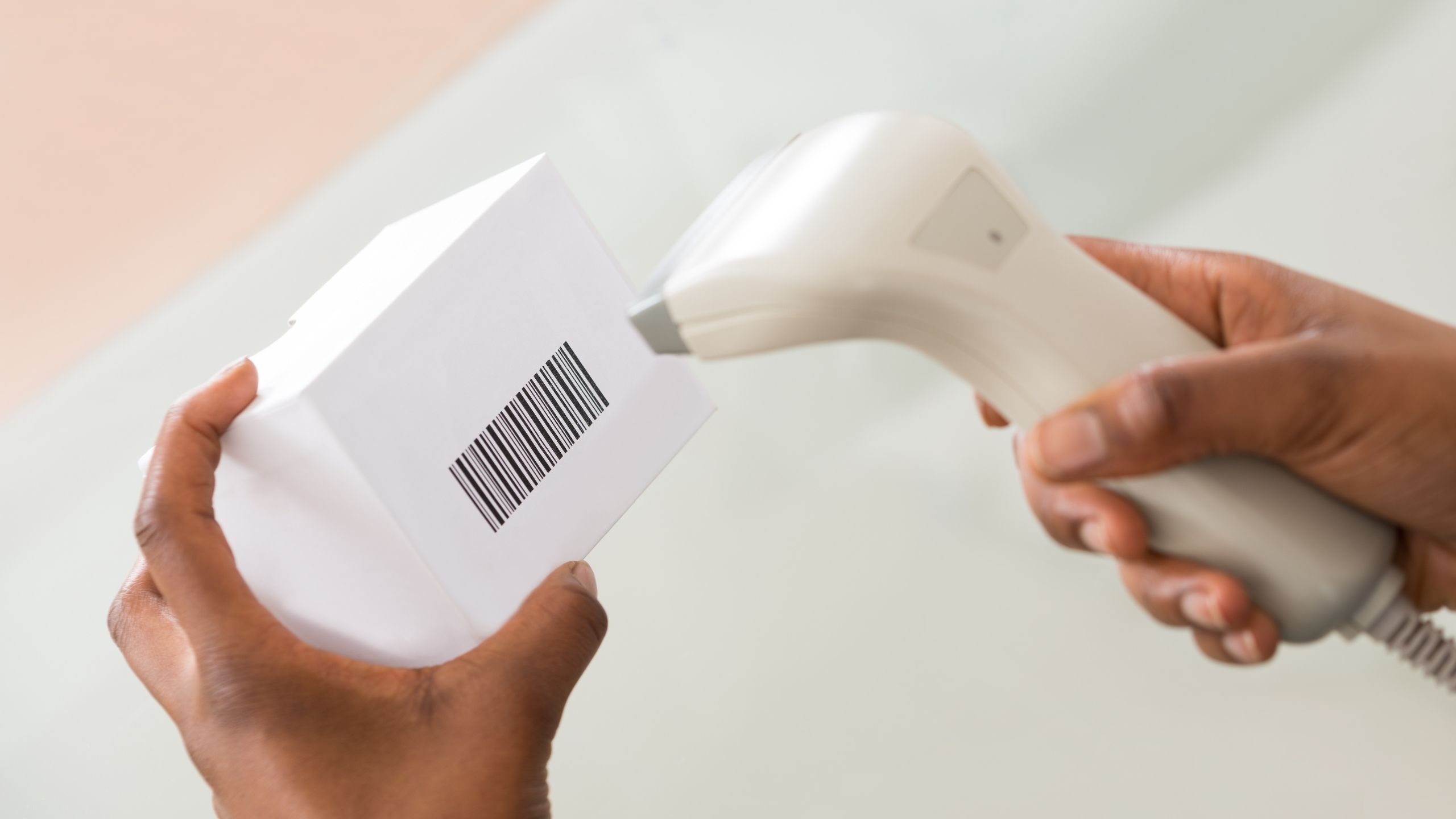article colis avec un code varre et un scanner