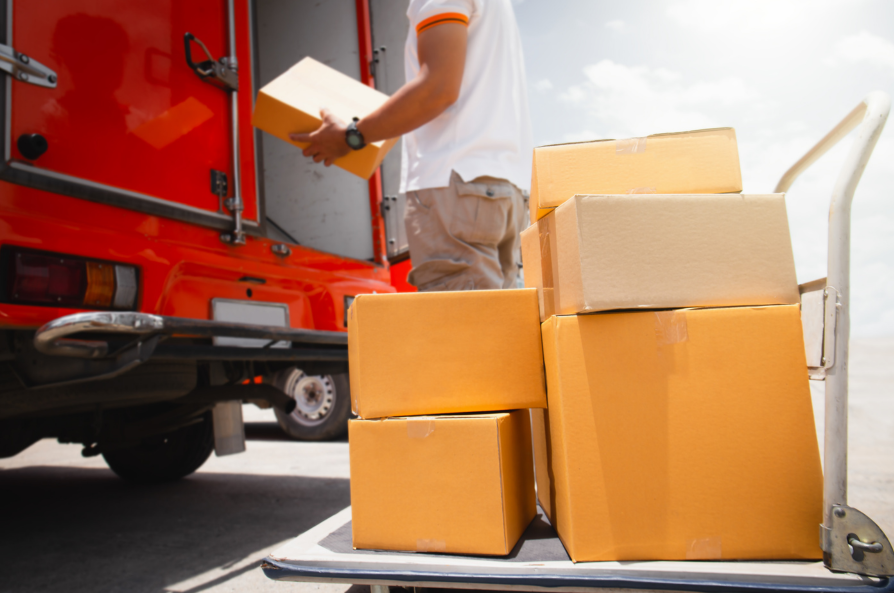 colis livres par un camion en point relais