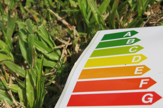 etiquette energie posee sur l herbe