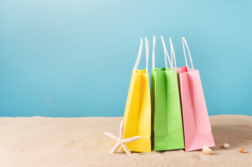 sac de courses sur une plage
