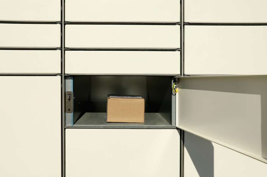 point relais locker avec colis a l interieur