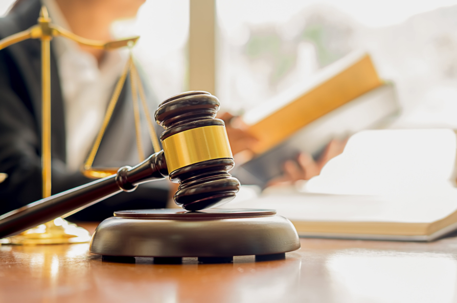 marteau et balance de justice avec juriste