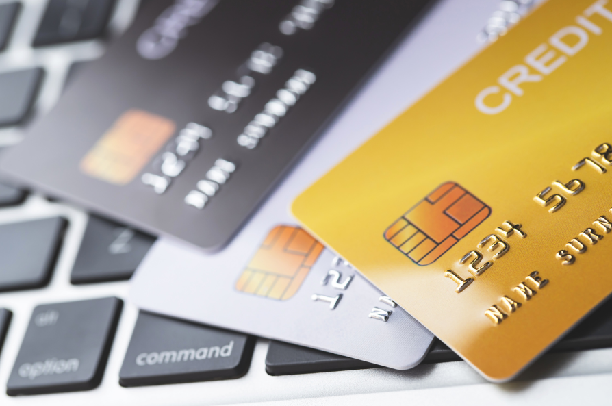 cartes bancaires posees sur un ordinateur