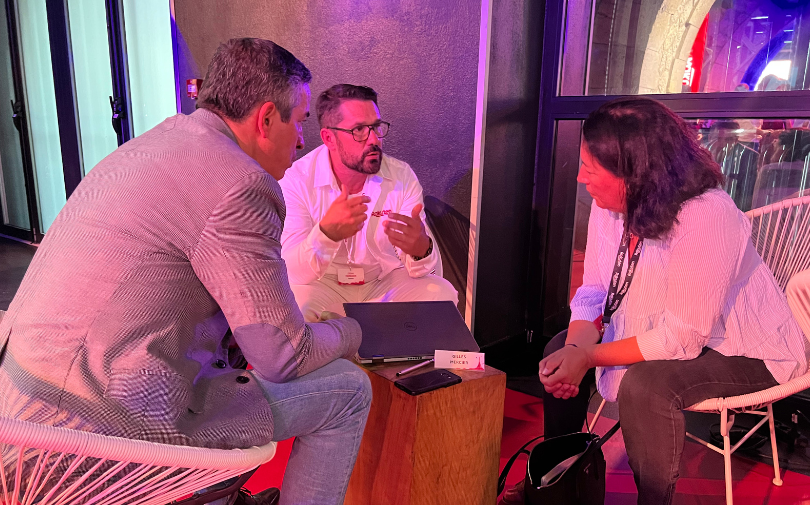 trois personnes en rdv a rakuten connect