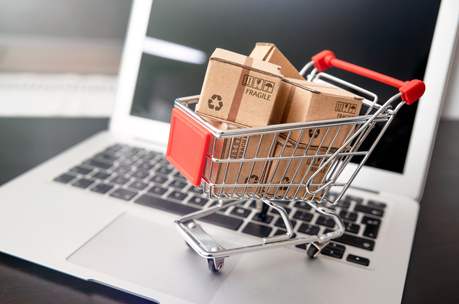chariot avec carton sur ordinateurs