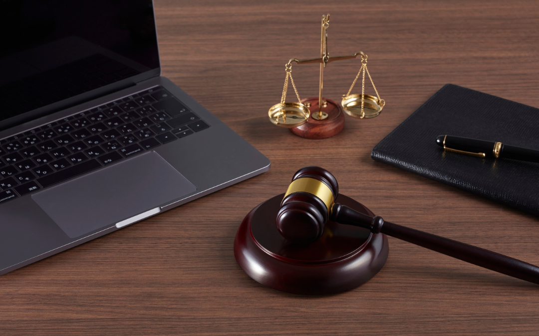 balance et marteau de la justice