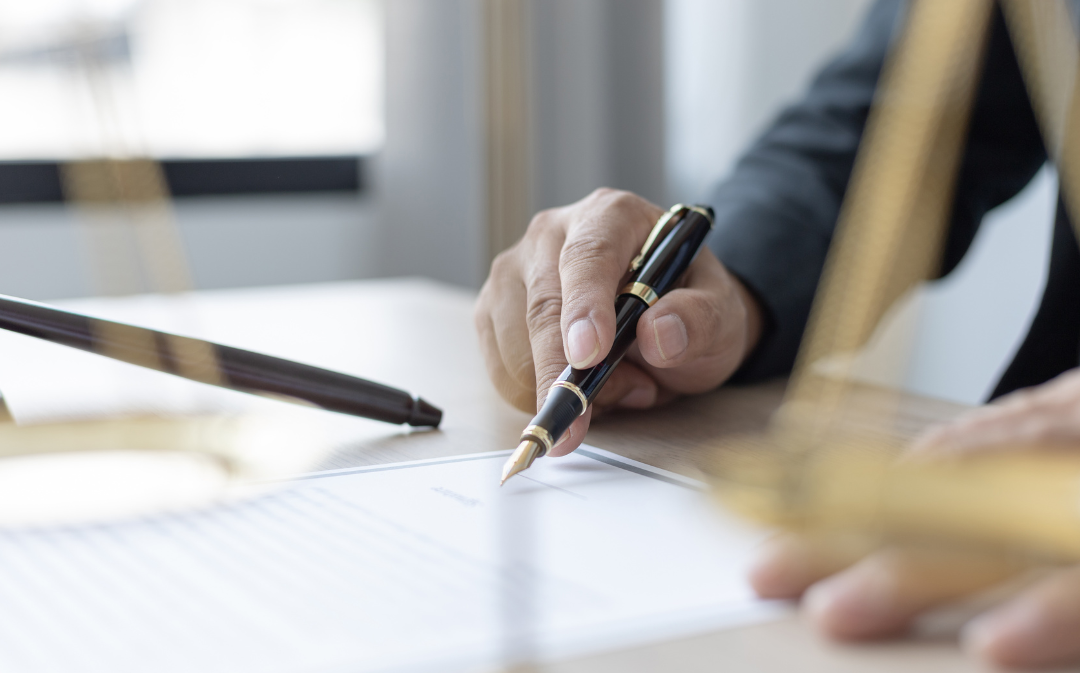 personne redige conditions generales de vente avec stylo