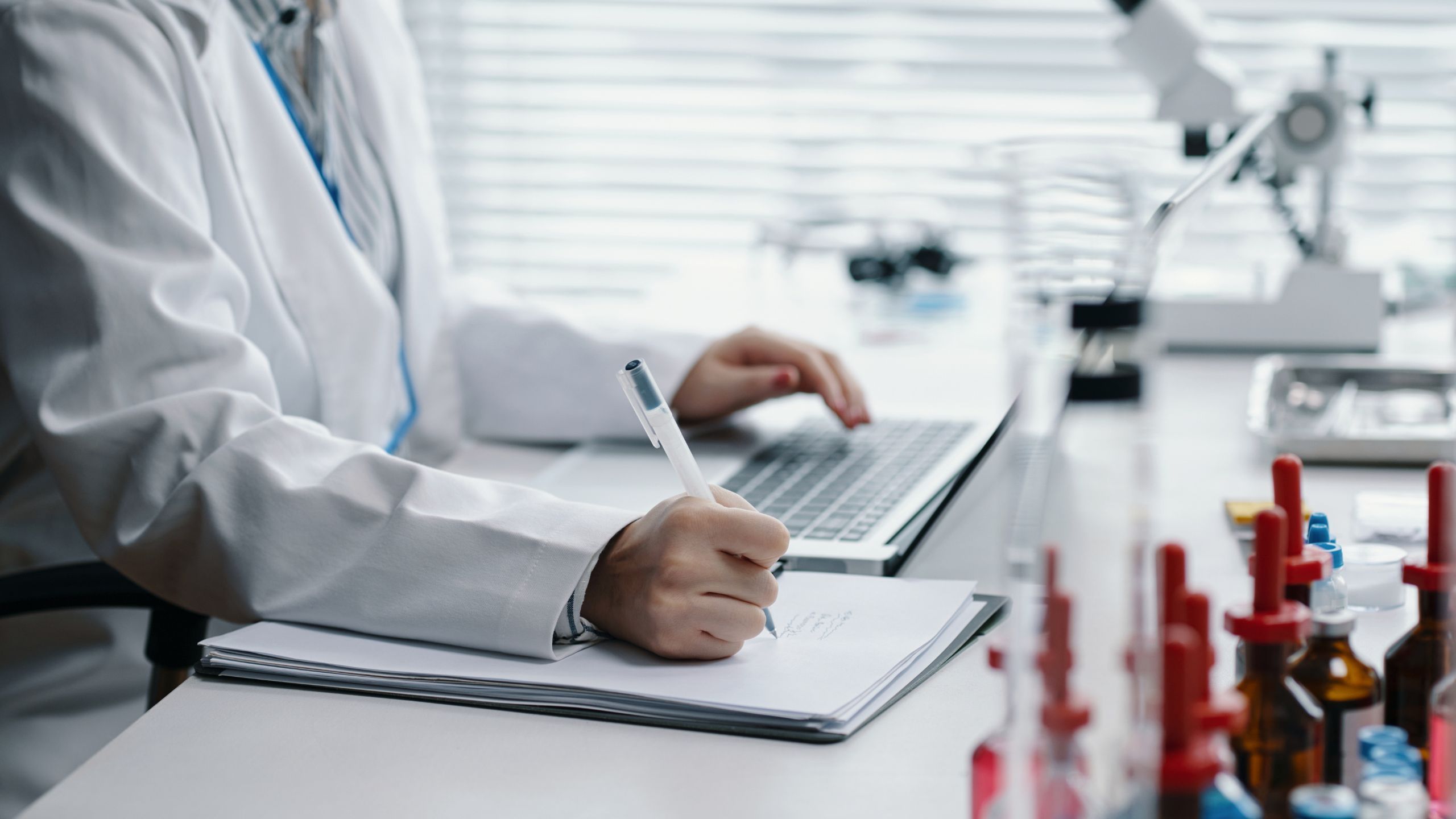 ordinateur avec note scientifique