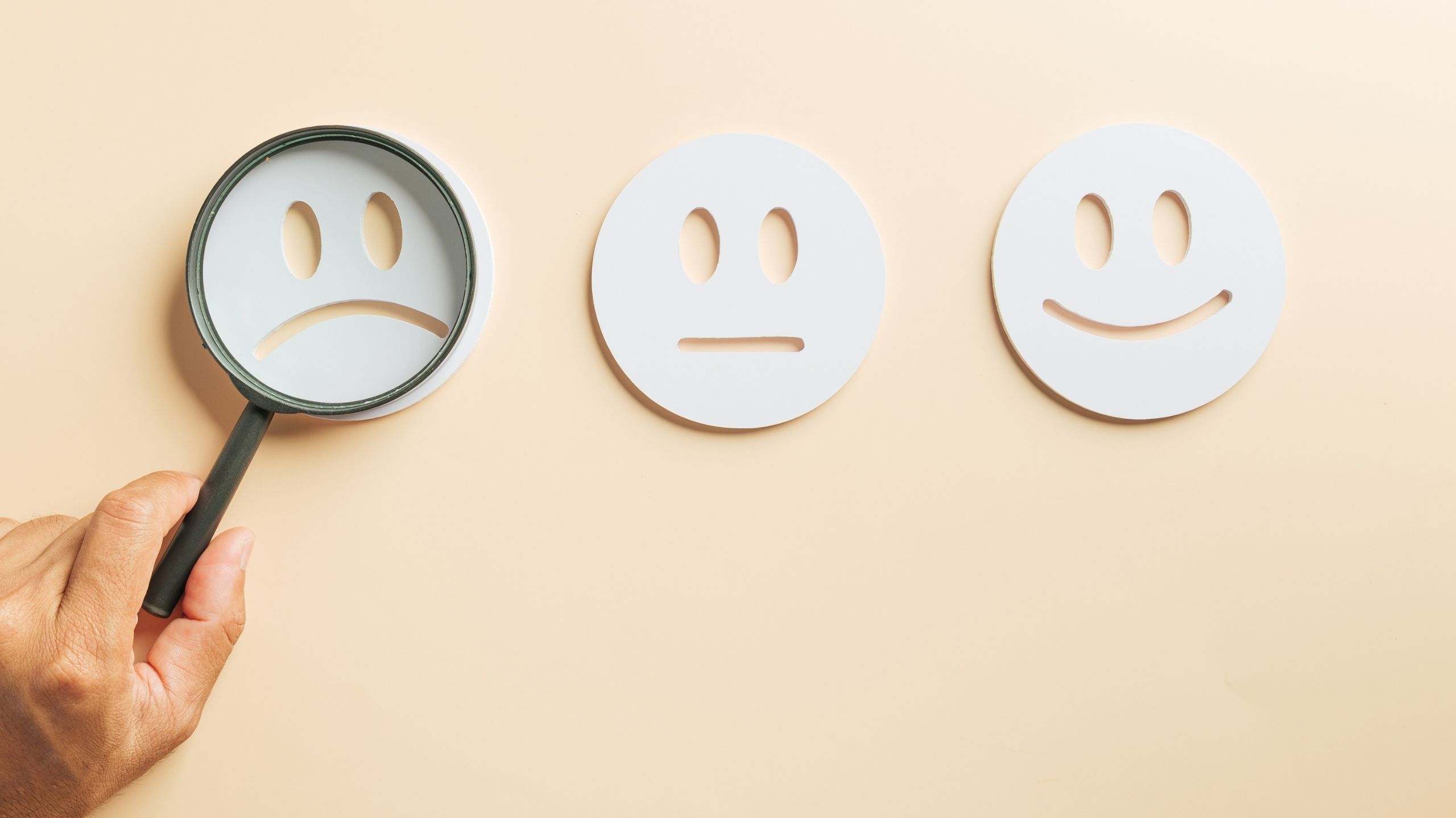 loupe avec emojis de sentiment analysis